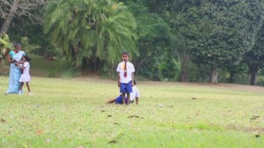Çocuklar okulda botanik bahçelerinde oynarken üniforma