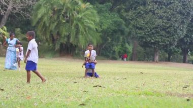 Çocuklar okulda botanik bahçelerinde oynarken üniforma