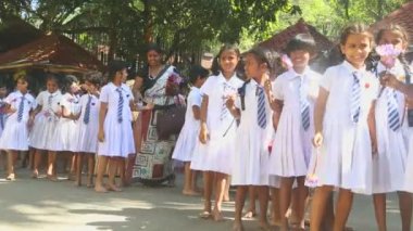 Sırada bekleyen yerel okul çocukları görünümünü