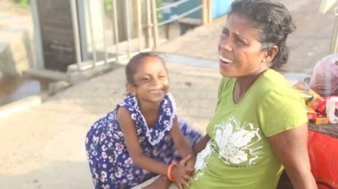 Anne ve kızı sokakta poz