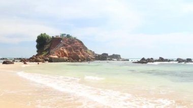 İnsanlar kumlu plaj keyfi