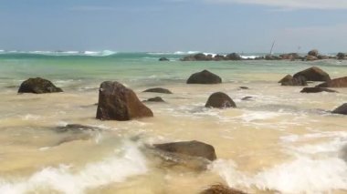 Büyük güzel kumlu plaj Sri Lanka kayalarda