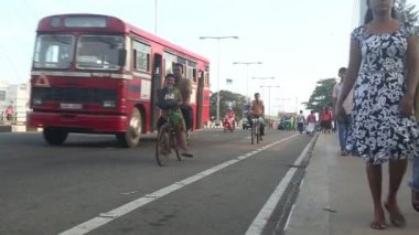 Yayalar ve trafik ile meşgul sokaklarında Matara