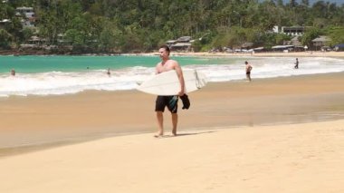 sörf tahtası olan genç adam