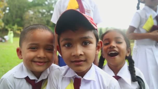 Kinder in Schuluniform spielen im Botanischen Garten — Stockvideo