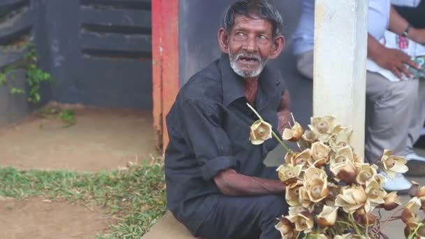 Homem vendendo flores — Vídeo de Stock