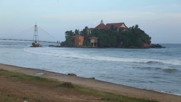 Pequeña isla conectada con puente — Vídeos de Stock