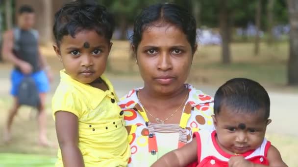Мать позирует с двумя детьми в Ботаническом саду — стоковое видео