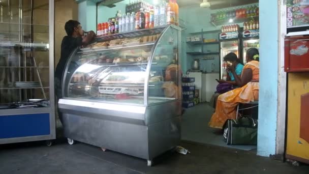 Loja de comida local na estação de ônibus — Vídeo de Stock