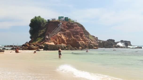 Persone che godono sulla spiaggia di sabbia — Video Stock