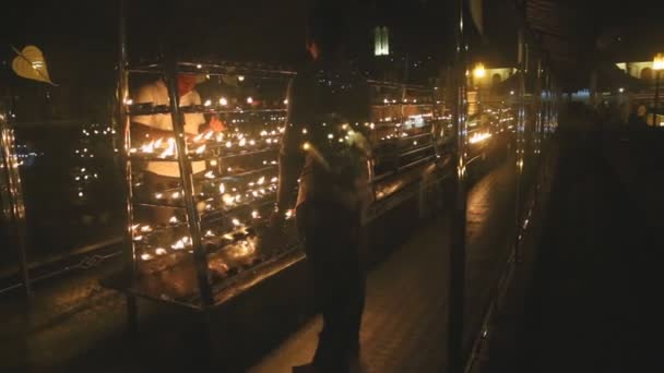 Люди запалювати свічки в храмі — стокове відео