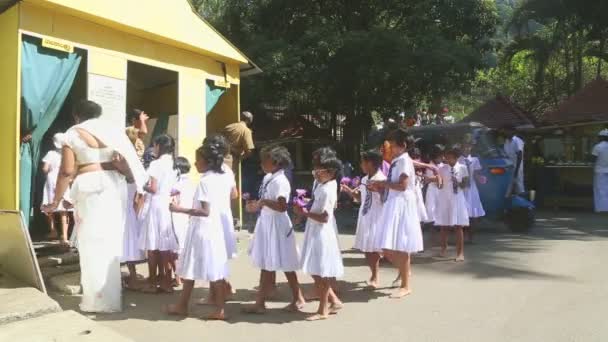 Locals and school kids entering the Temple — Stock Video