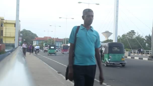 Drukke straten van Matara met voetgangers en verkeer — Stockvideo