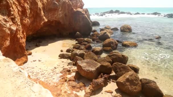Schöner felsiger strand in sri lanka — Stockvideo