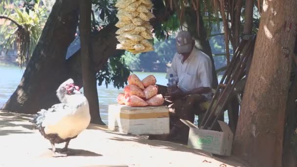 Muž, který prodával popcorn na ulici u jezera — Stock video