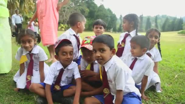 Niños con uniforme escolar jugando en el Jardín Botánico — Vídeo de stock