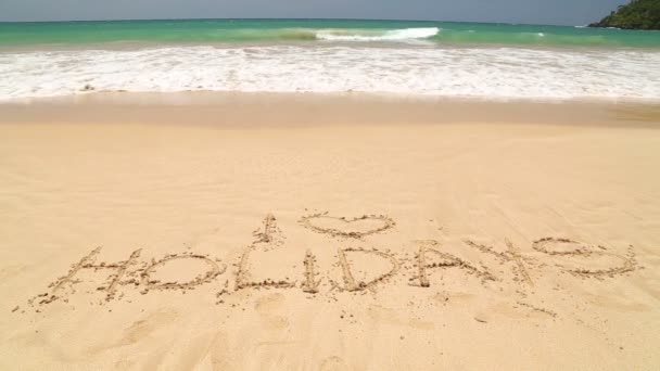 Vague océan mot couverture vacances écrites dans le sable sur la plage — Video