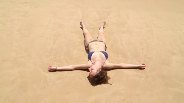 Kvinna som ligger på stranden — Stockvideo