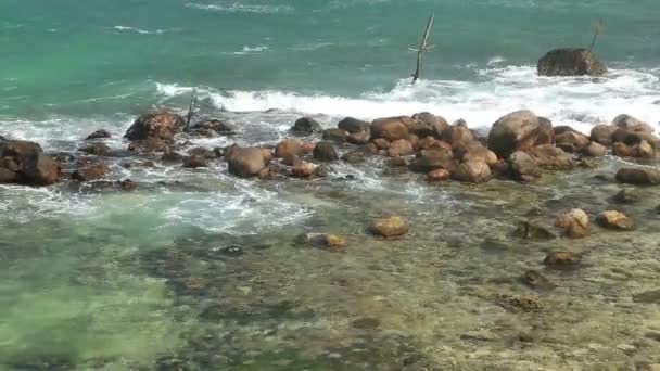 Κύματα που καλύπτουν βράχους — Αρχείο Βίντεο