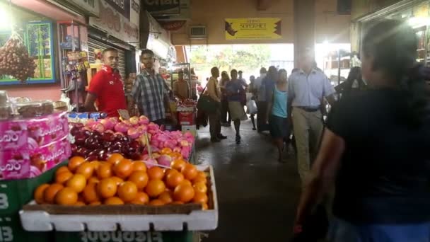 Gente en la tienda de comestibles local — Vídeo de stock