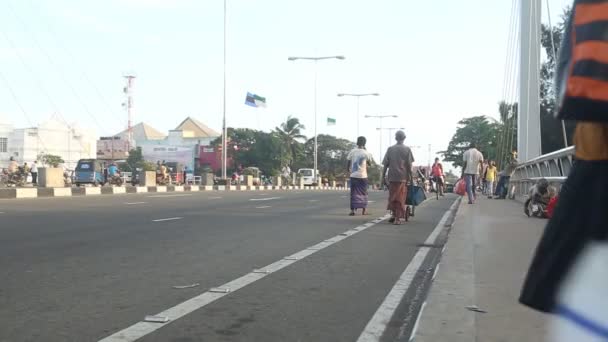Gyalogosok és a járművek Galle forgalmas utcában — Stock videók