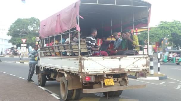 Trabajadores de la construcción locales siendo transportados a casa en camión después de un largo día de trabajo . — Vídeos de Stock