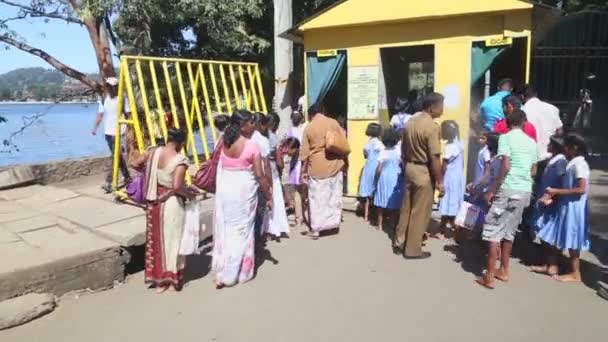 Les habitants et les écoliers entrant dans le Temple de la Dent — Video