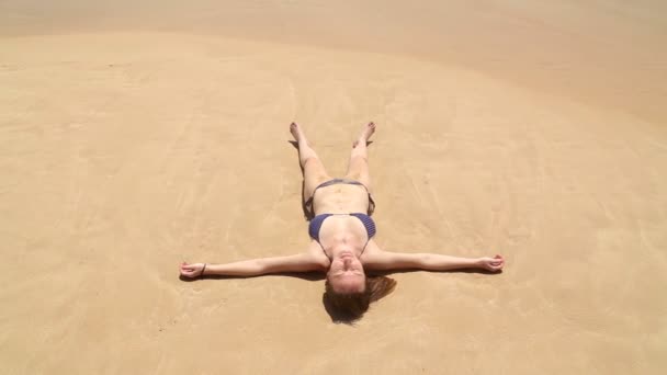 Kvinna som ligger på stranden — Stockvideo