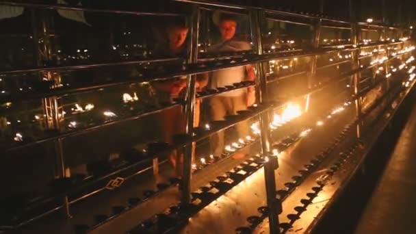 Pessoas acendendo velas no Templo — Vídeo de Stock