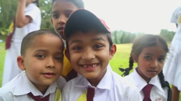 Kinder in Schuluniform spielen im Botanischen Garten — Stockvideo