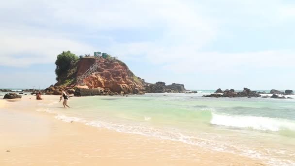 Les gens apprécient à la plage de sable fin — Video