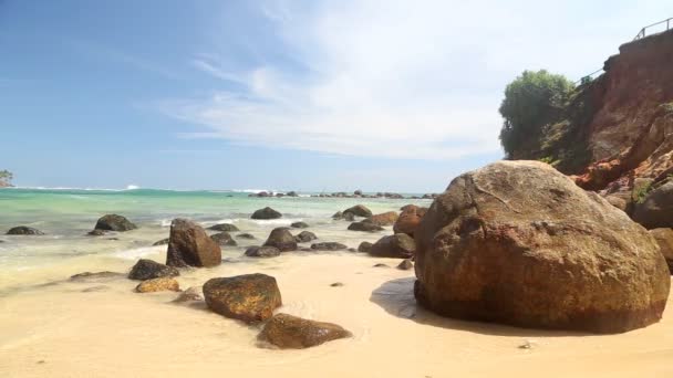 Скалы на песчаном тропическом пляже — стоковое видео