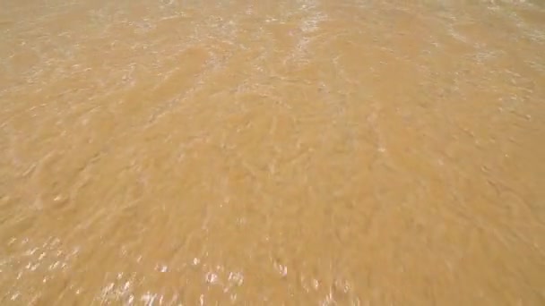 Meer Welle bedeckt Wort Urlaub in Sand am Strand geschrieben — Stockvideo