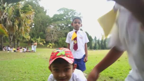 Kinder in Schuluniform spielen im Botanischen Garten — Stockvideo
