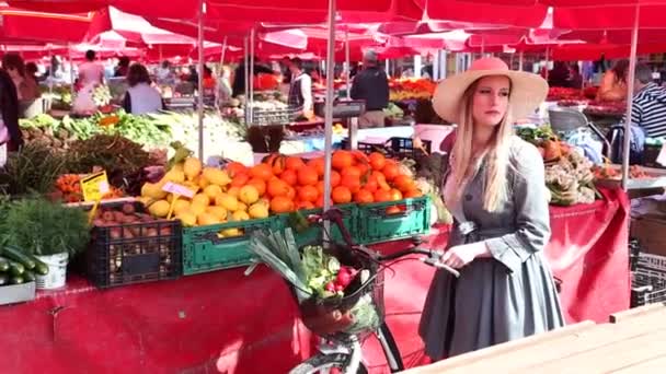 Chica con bicicleta en el mercado — Vídeos de Stock