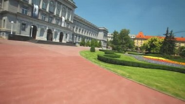 Genç çift parkta Bisiklete binme