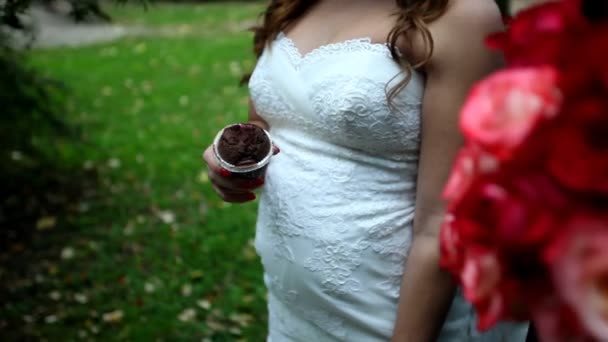 Pregnant bride holding muffin — Stock Video