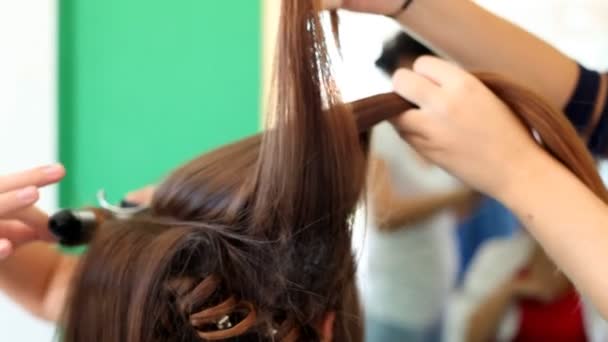 Peluquero peinando cabello de mujer — Vídeos de Stock