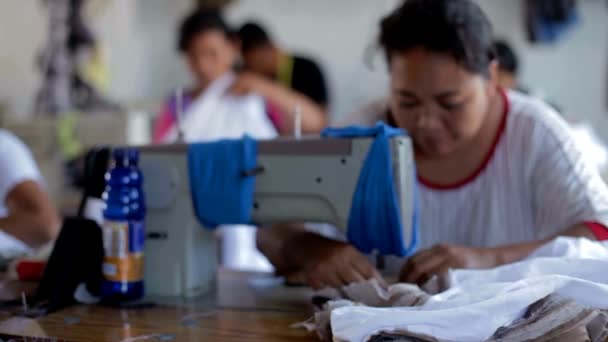 Mulheres costura em pequena oficina — Vídeo de Stock