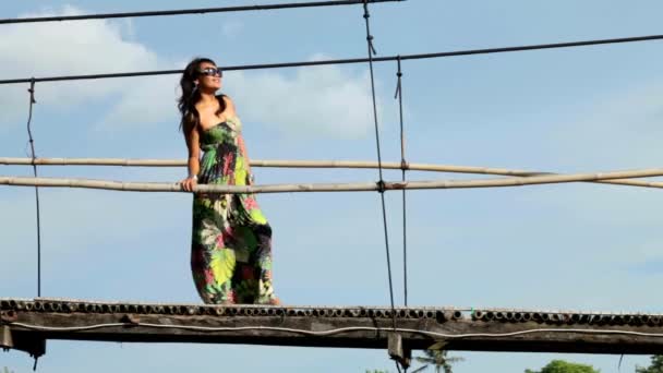 Femme debout sur le pont suspendu — Video