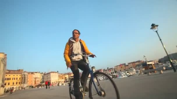 Uomo Ciclismo su strada — Video Stock