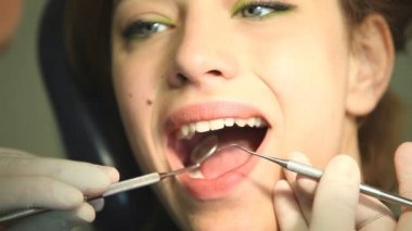 Dişçide bir çek olan kadın