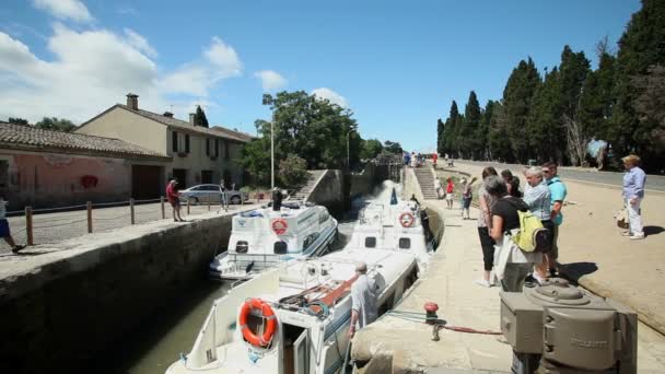 Βάρκες σε κλειδαριές Fonserranes — Αρχείο Βίντεο