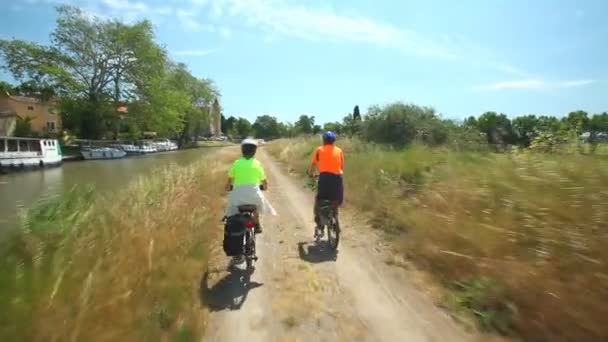 Homme vélo sur la piste de terre près de la rivière — Video