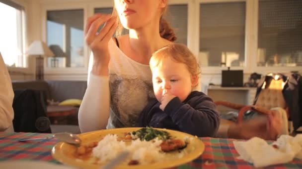Bebé y madre comiendo el almuerzo — Vídeo de stock