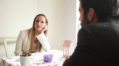 restoranda oturan Çift