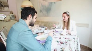 Çorba restoranda yemek Çift