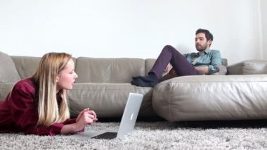 Kadın laptop ile kanepede seyir halı üzerinde