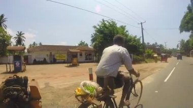 Bisikletçi yolda sollama minibüs