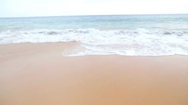 Dalgalar üzerinde beyaz kum yıkama